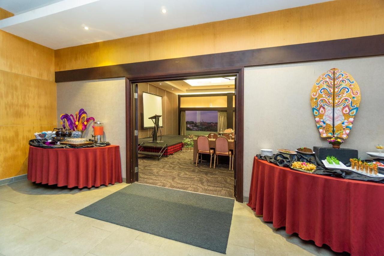 Quest Hotel Kuta By Aston Exteriör bild