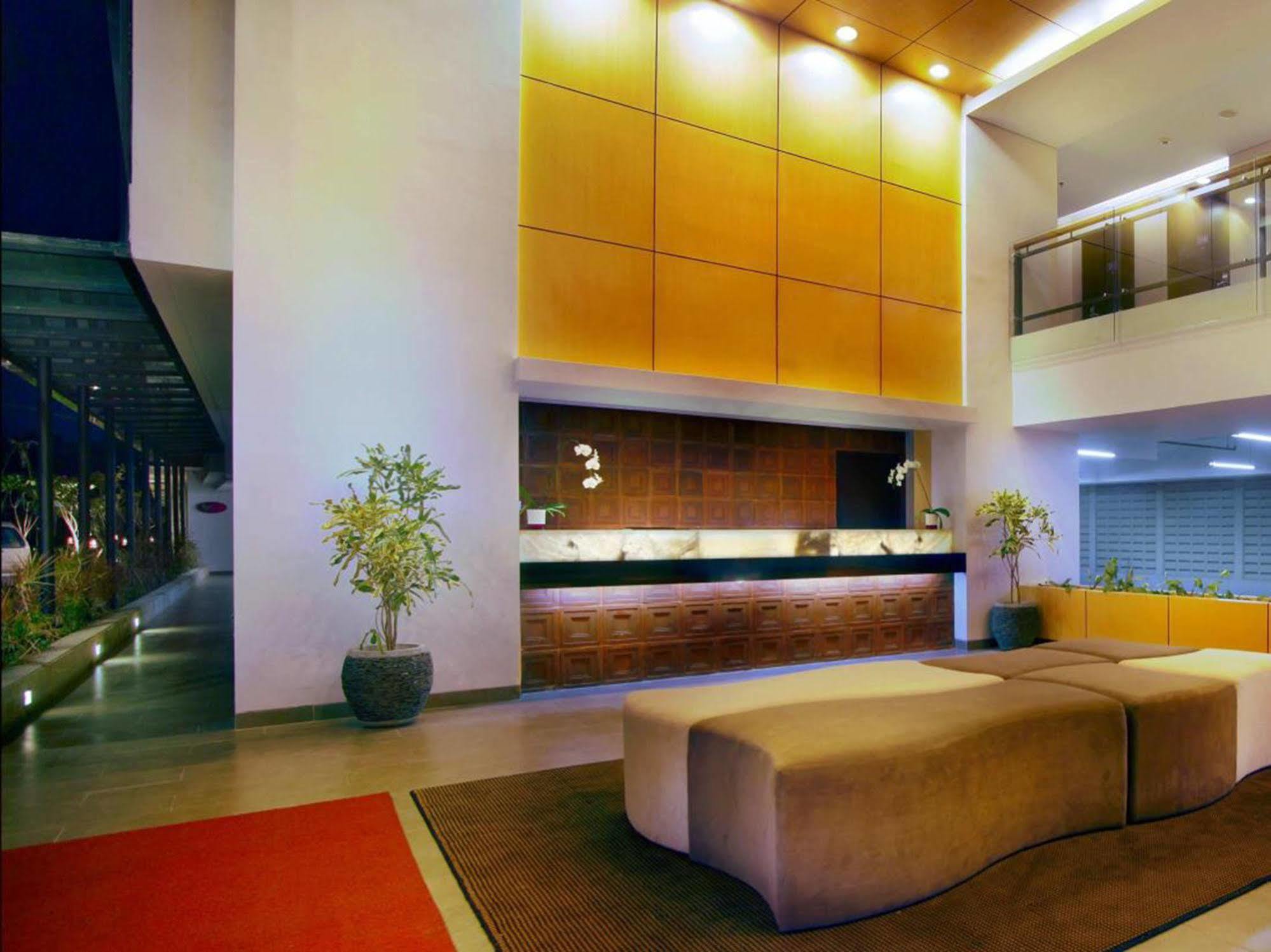 Quest Hotel Kuta By Aston Exteriör bild