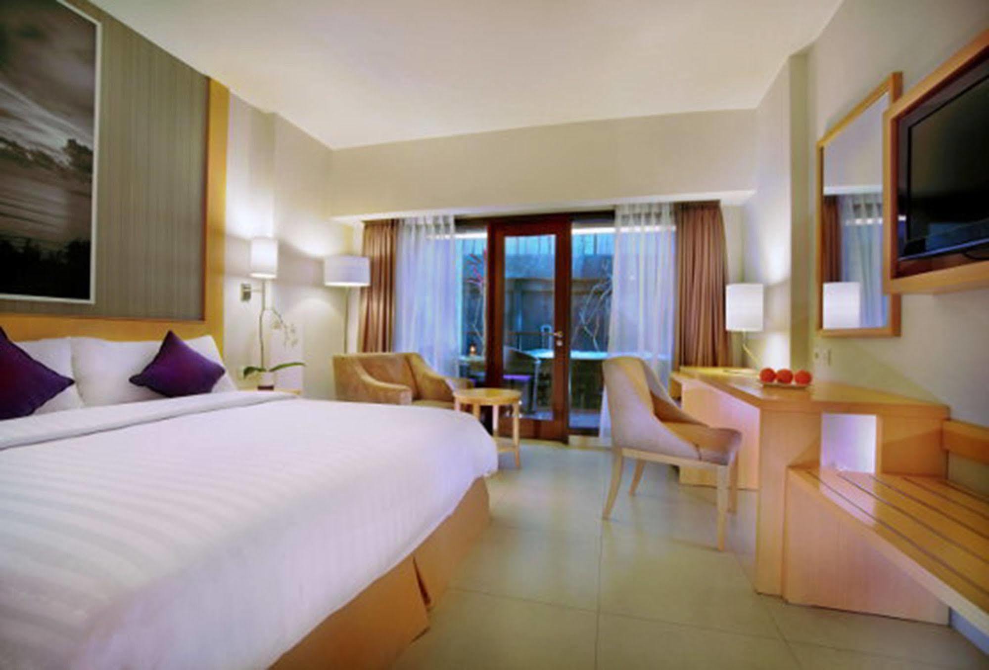 Quest Hotel Kuta By Aston Exteriör bild