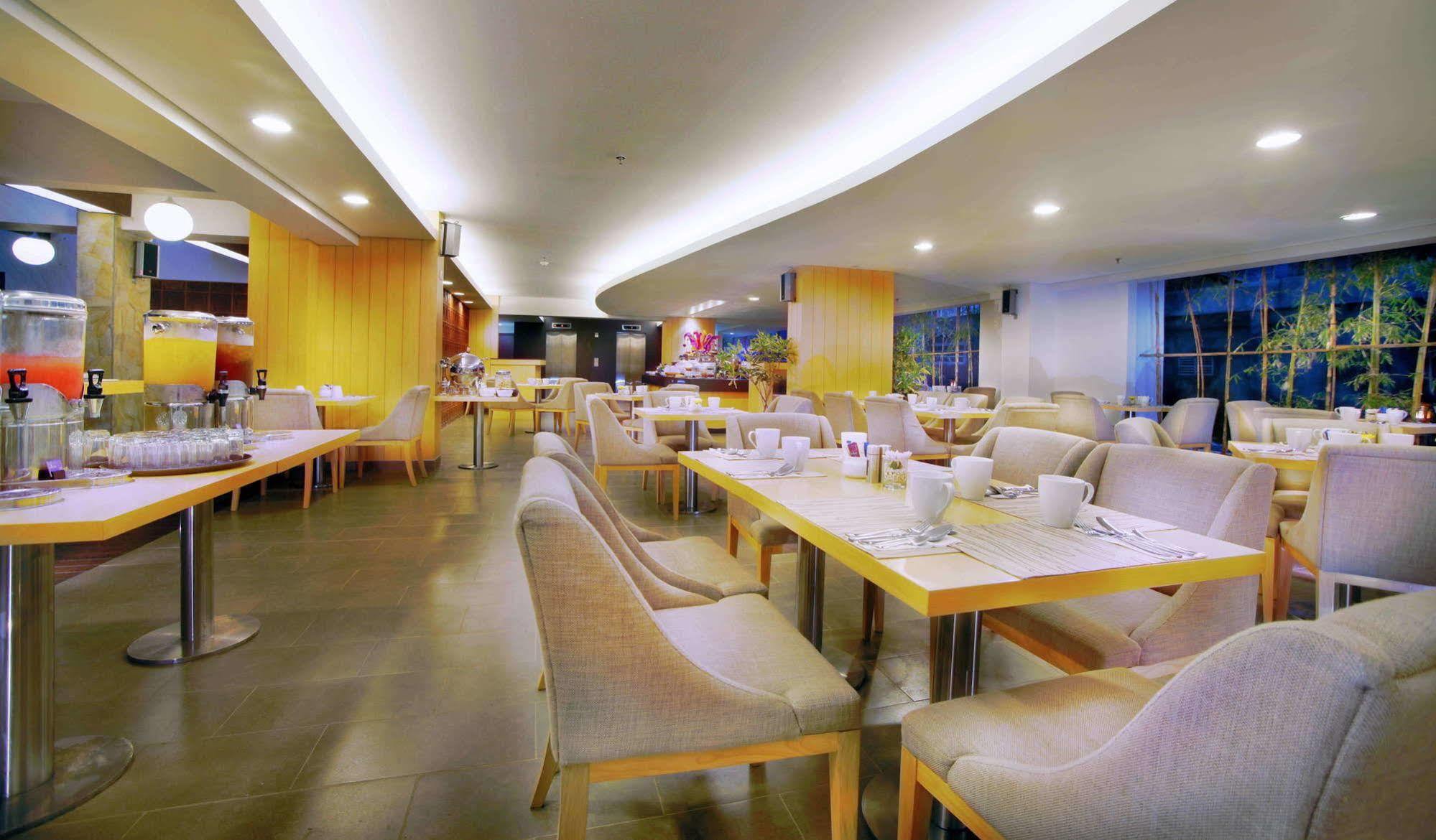 Quest Hotel Kuta By Aston Exteriör bild